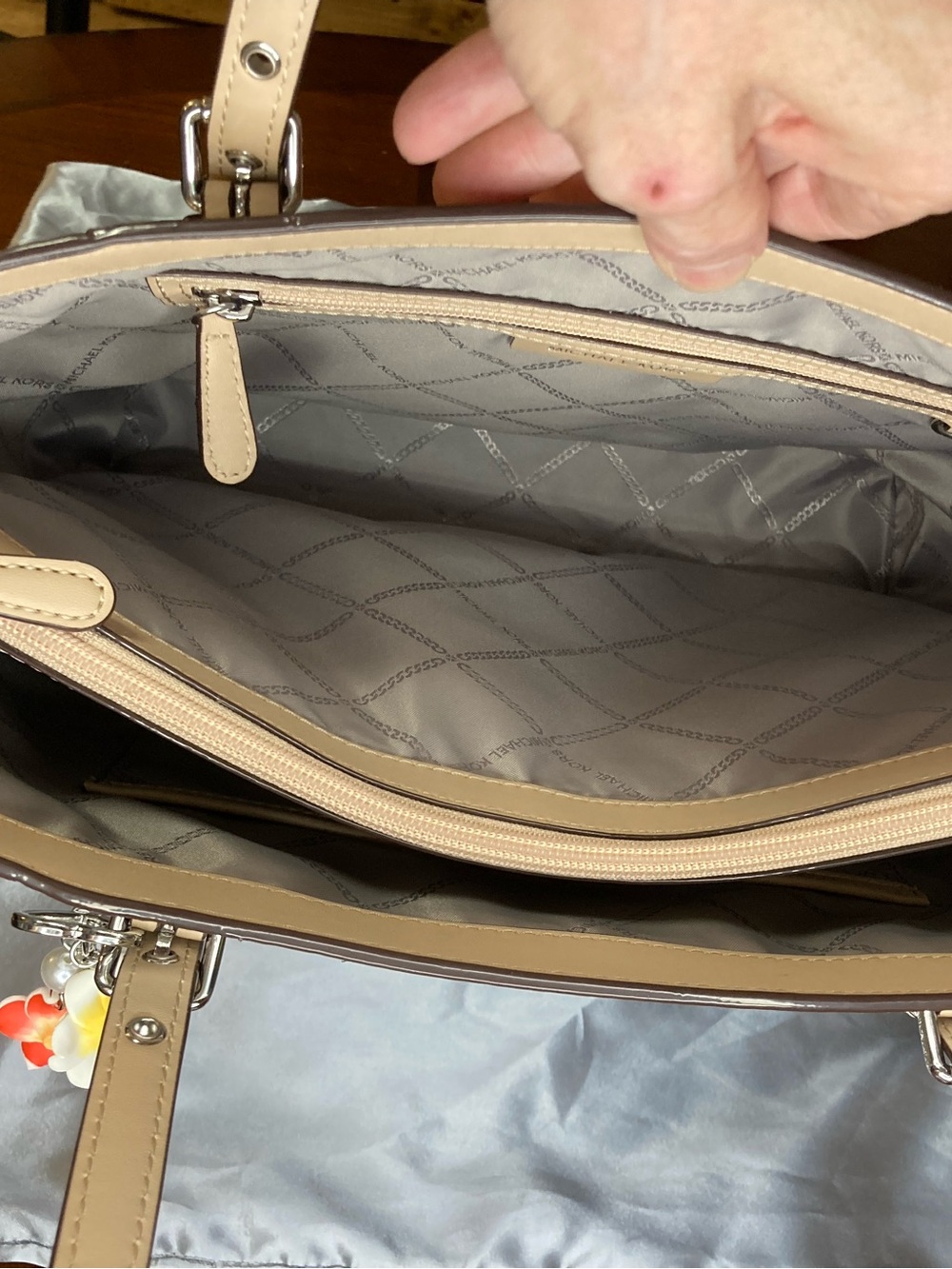 Michael Kors Voyager Large Silver Patent Logo Debossed East - West Tote Bag NWOT - Picture 11 of 16